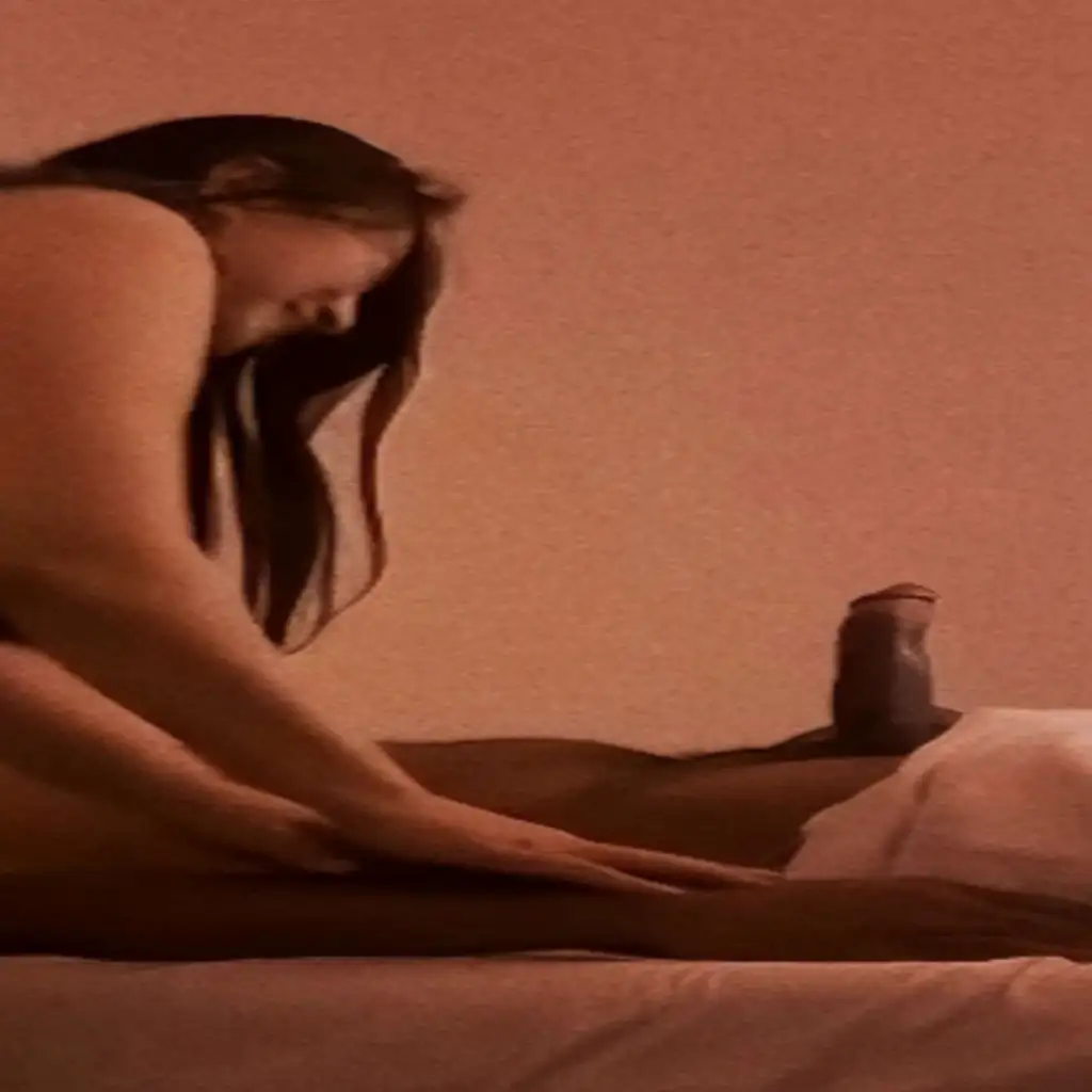 Perverted took off his towel and left his dick erect during the massage, the Japanese sexy liked it and was laughing and looking at the black cock
