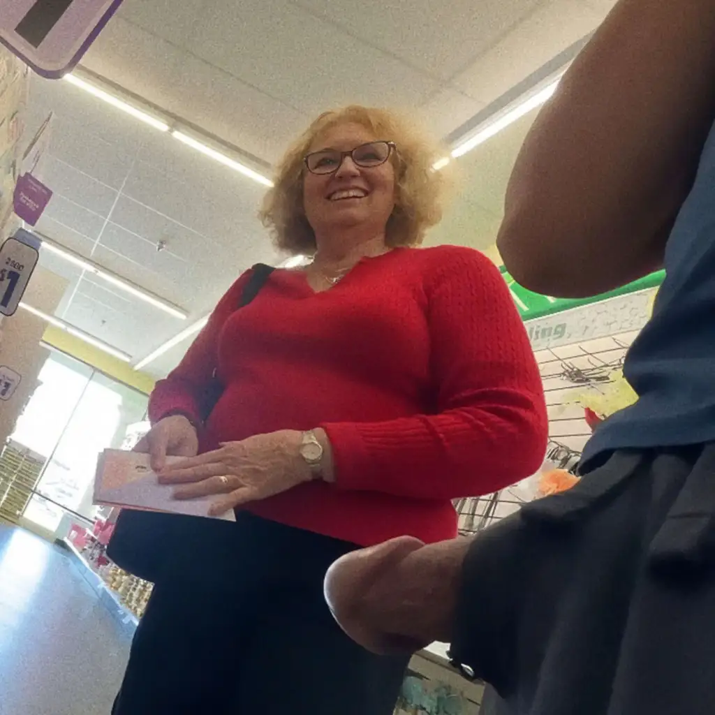 Friendly Mature blonde smiling and looking at the black dick, she liked it Hmm...