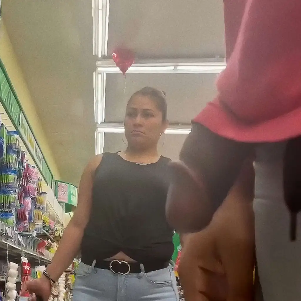 Hot Latina in the store and she passed in front of the dick right at the time of cum