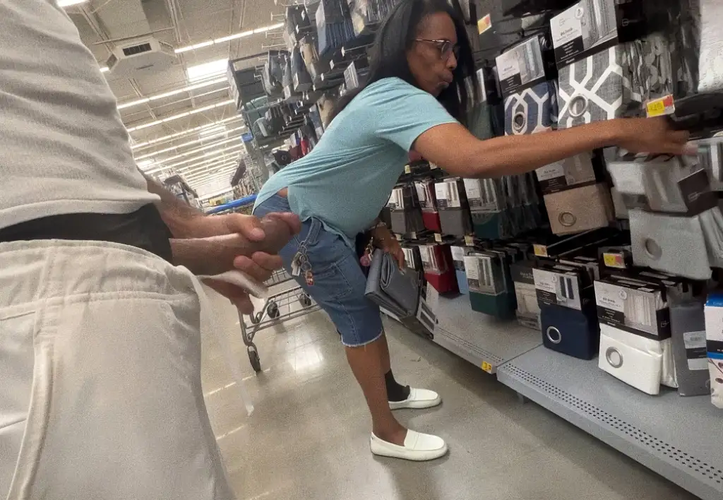 Damn! Handjob in front of the black mature, she didn't care
