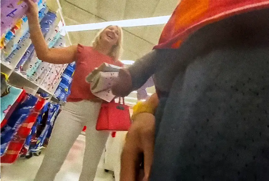 Damn! Asking for tips from the hot businesswoman, she didn't care about the black dick in front of her