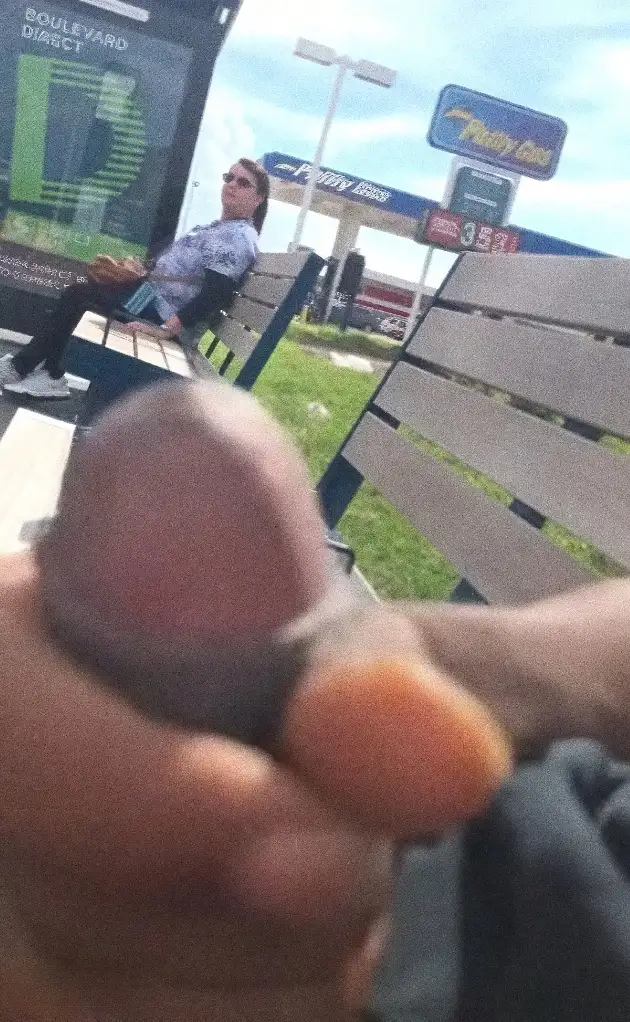 Mature slut saw the black dick and turned around on the bench to watch the handjob