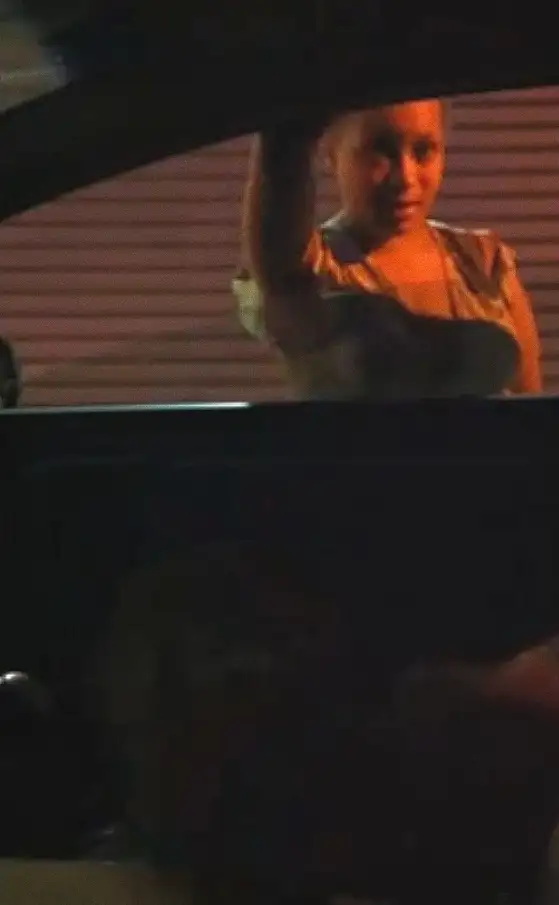 "This is crazy, I've never seen this before" Sexy brunette impressed and watching handjob in the car