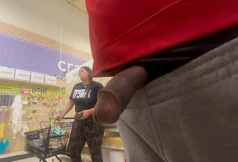 Hot Latina looking at the products, she saw the black dick