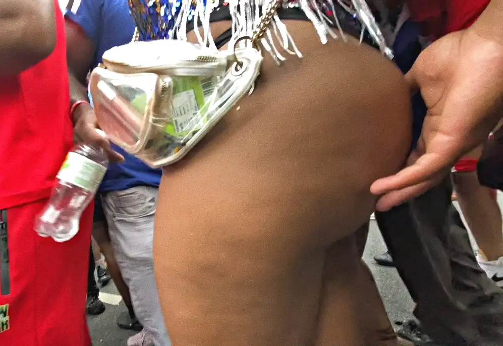 Touching huge ass ebony in public, she liked