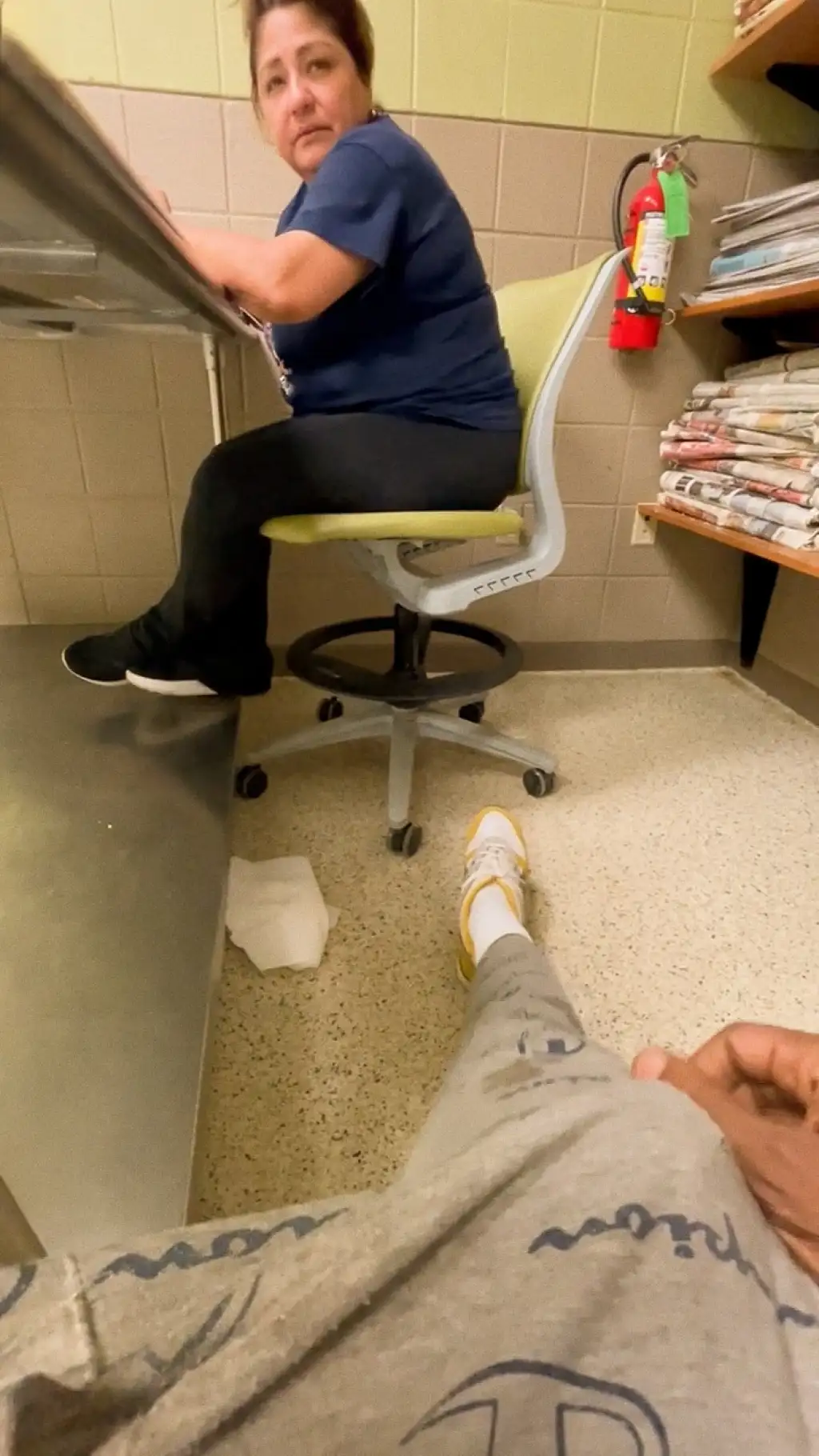 Mature sexy Latina in the laundry room, she looked bulge