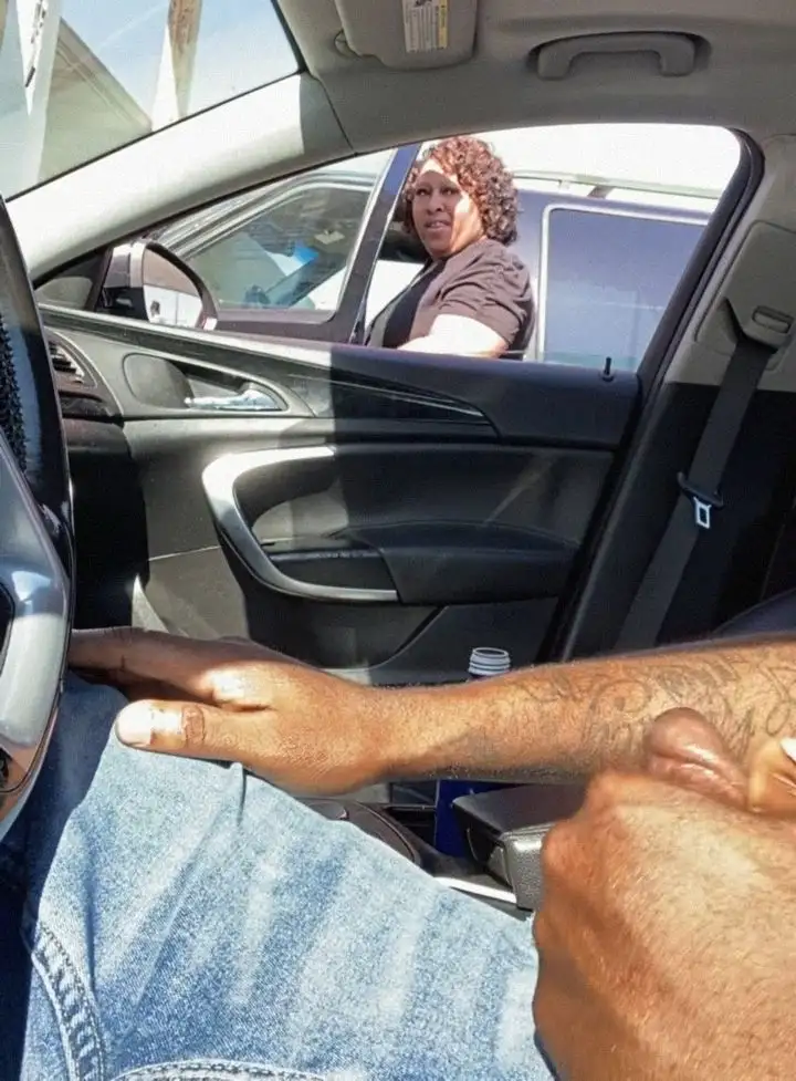 Quick chat with mature black woman in the car, she saw the black cock