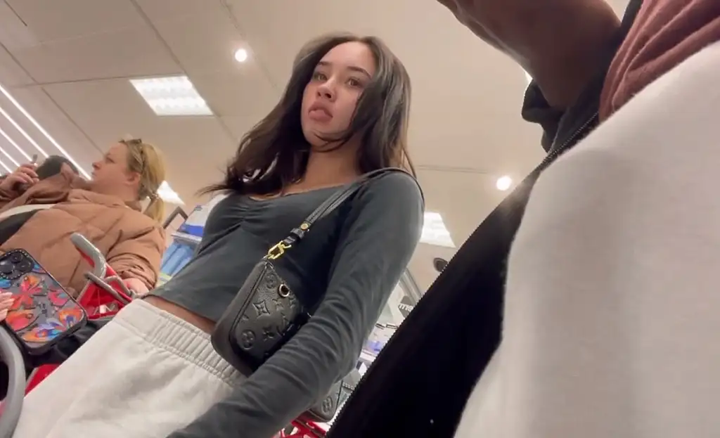 Flash bulge in store - Women watching compilation