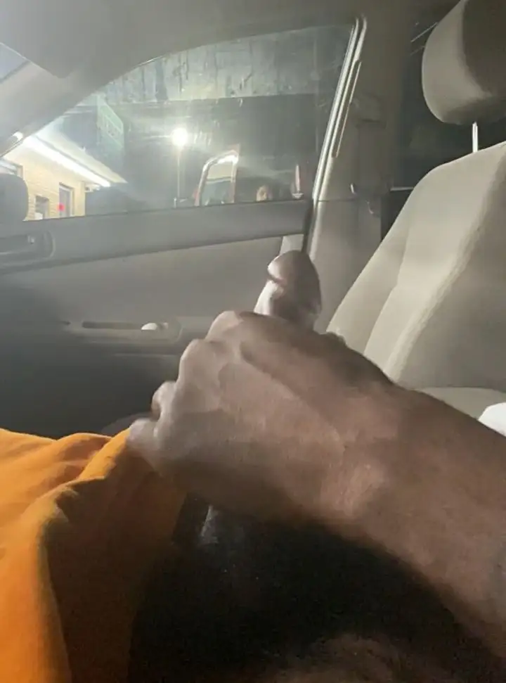 Asiática cachonda se quedó mirando desde lejos cómo el negro se masturbaba en el coche