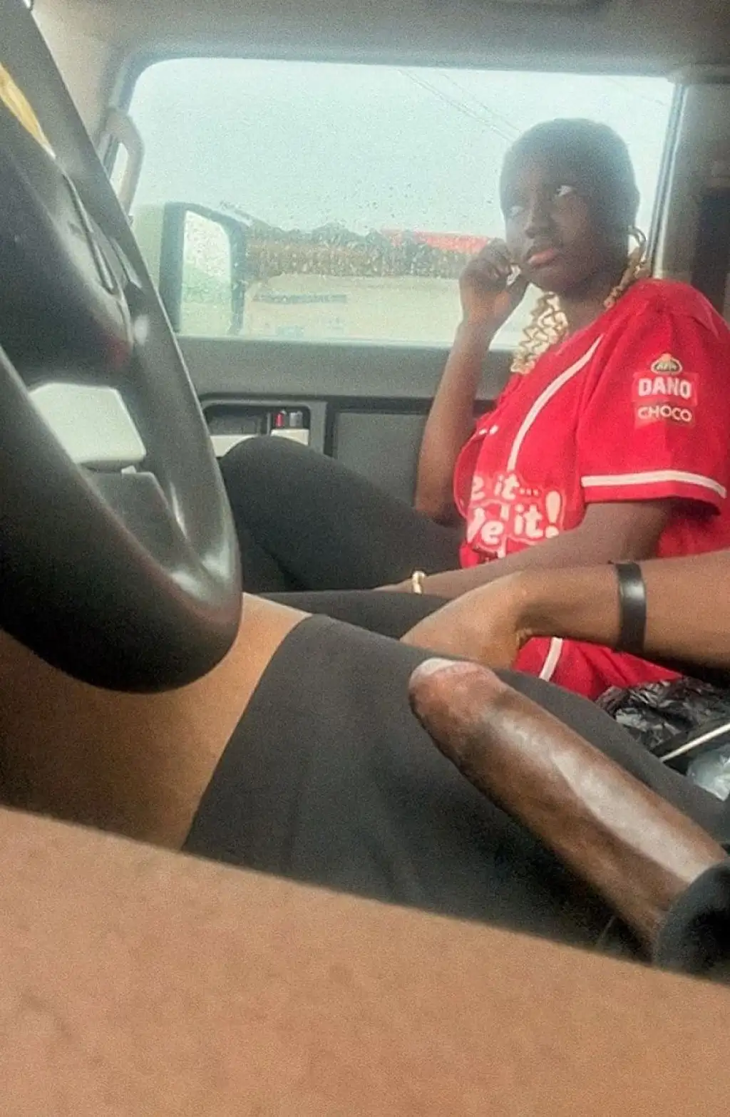 Ride for sexy African, she saw the huge black cock in the car