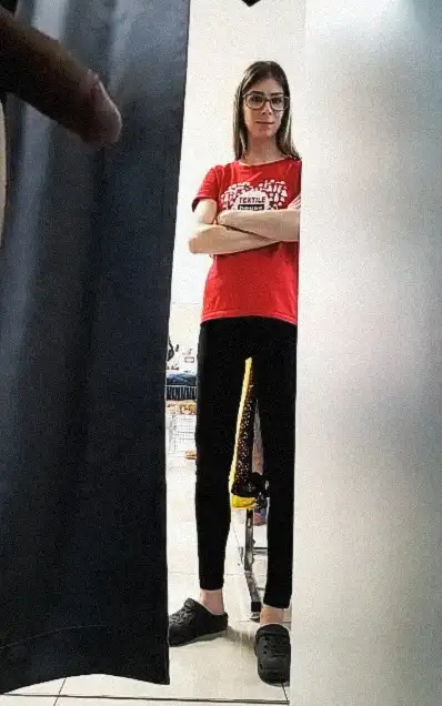 The sexy skinny girl looked at the dick in the fitting room