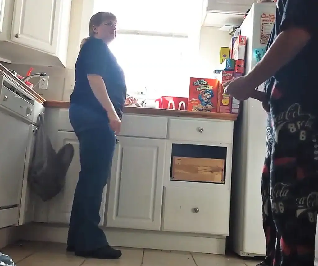Jerking off and chatting with the MILF maid washing the dishes, she didn't mind