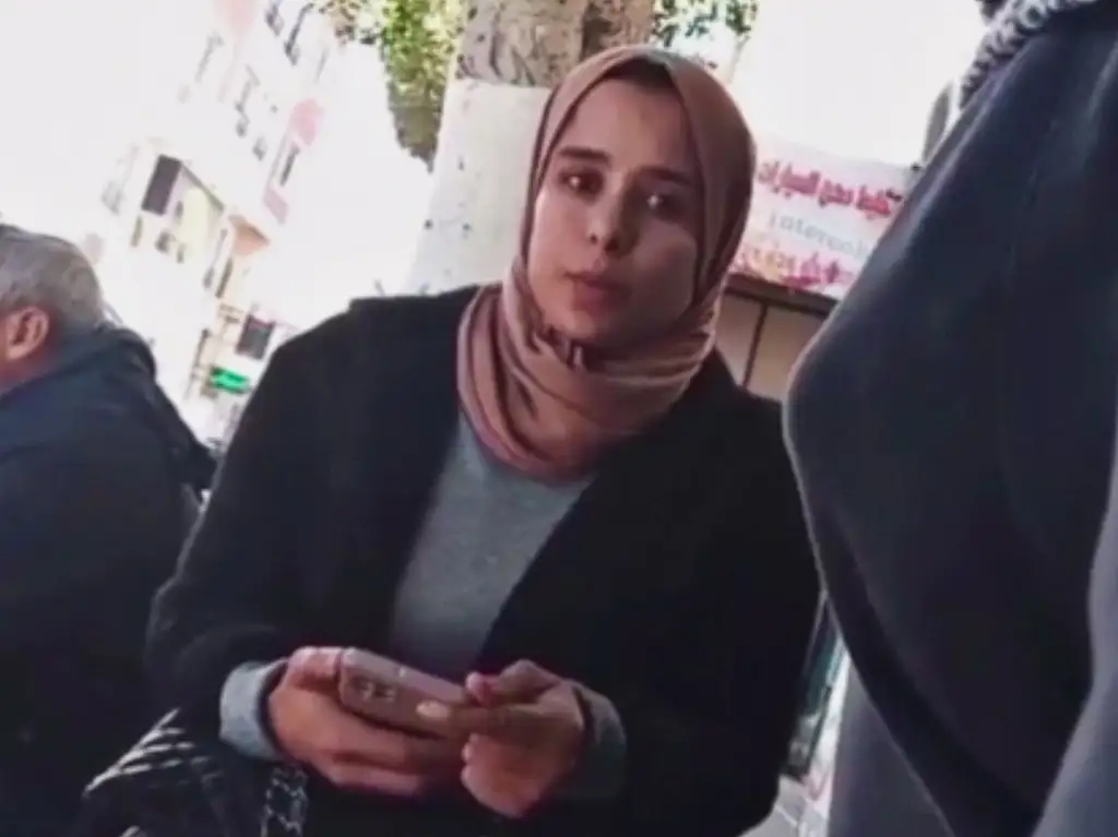 MILF Hijab checking out the bulge, she liked it