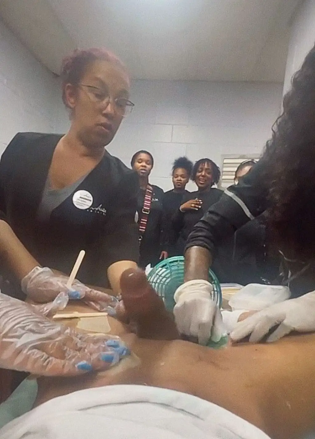 Unbelievable! A waxing class with several students and a cumshot at the end